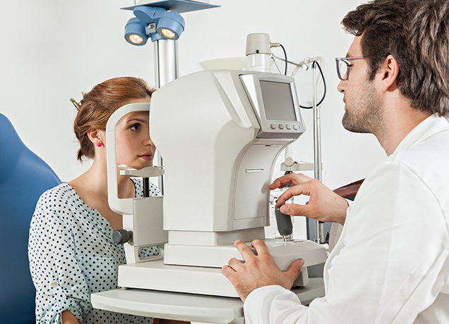 Specjalista przeprowadza pacjentce szczegółowe badanie wzroku.